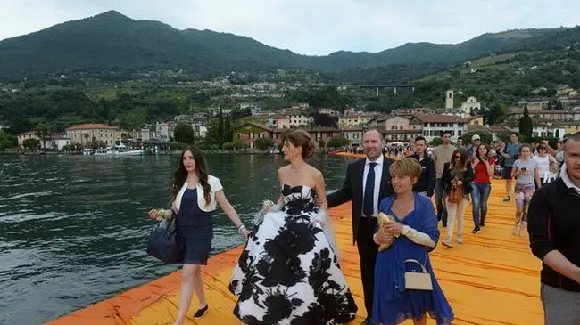 Sposa, temporali e soccorsi: cartoline dalla passerella