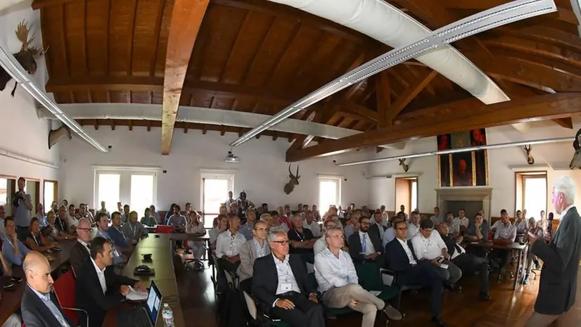 Prima della visita allo stabilimento, l'incontro in sala riunioni - © www.giornaledibrescia.it