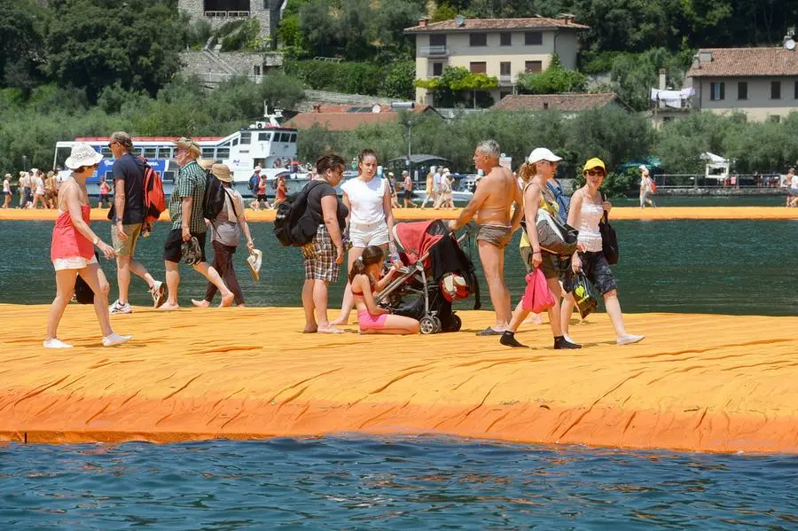 The Floating Piers dalla barca