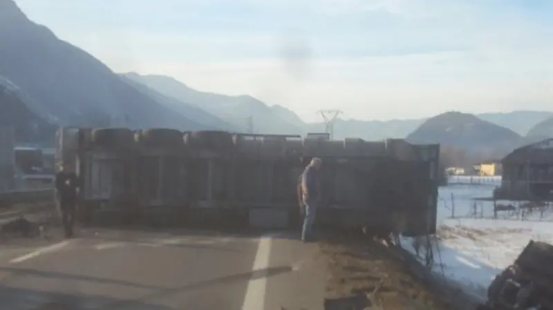 Autoarticolato si ribalta lungo la Ss42