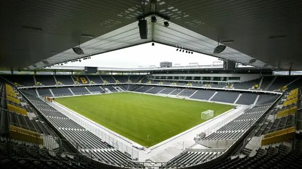 Lo stadio di Berna, con le tribune a ridosso del rettangolo di gioco