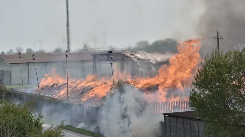 Maxi incendio a Montichiari