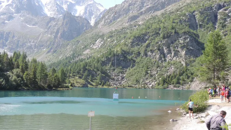 Estremo Adamadus, al lago Aviolo le bottiglie arrivano in volo