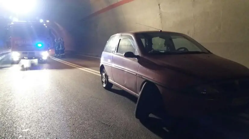 L'auto finita in testacoda in galleria a Sabbio Chiese