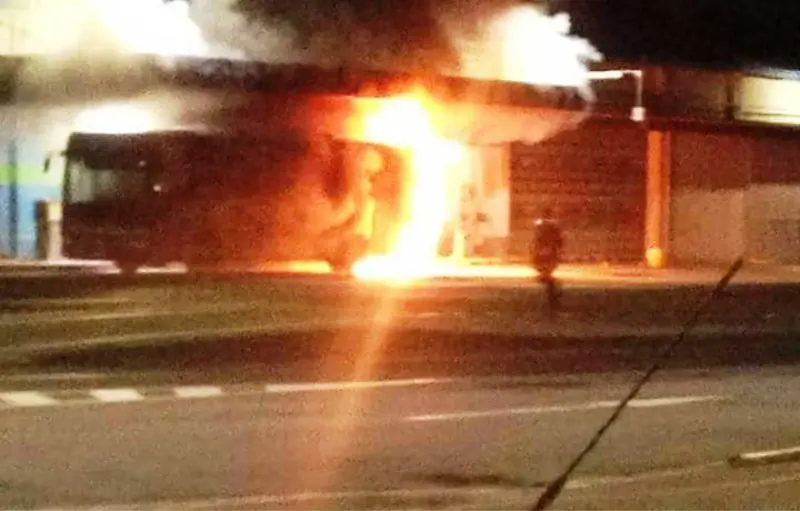 Bus in fiamme al deposito della Sia