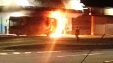 Bus in fiamme al deposito della Sia