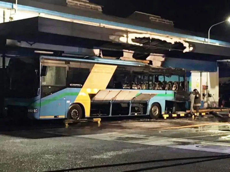 Bus in fiamme al deposito della Sia