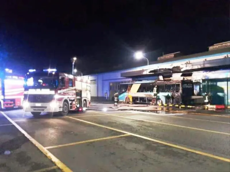 Bus in fiamme al deposito della Sia