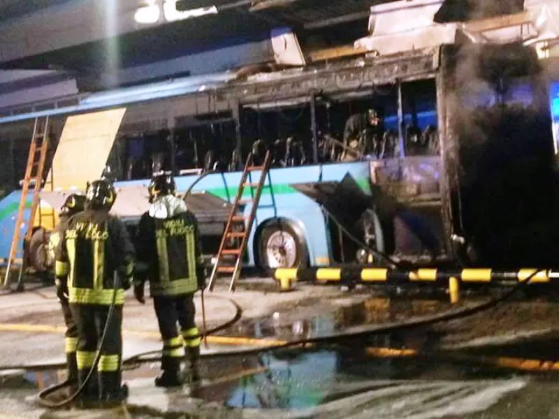 Bus in fiamme al deposito della Sia