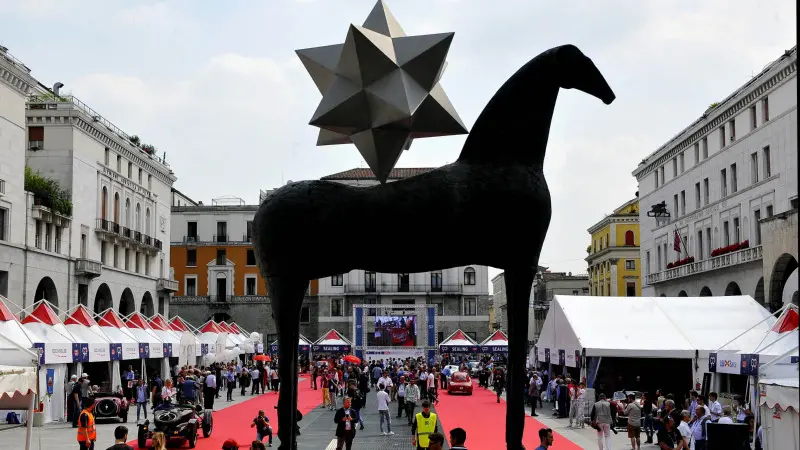 Le punzonature in piazza Vittoria