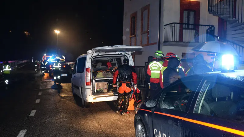 Vigili del Fuoco e Carabinieri impegnati nelle ricerche