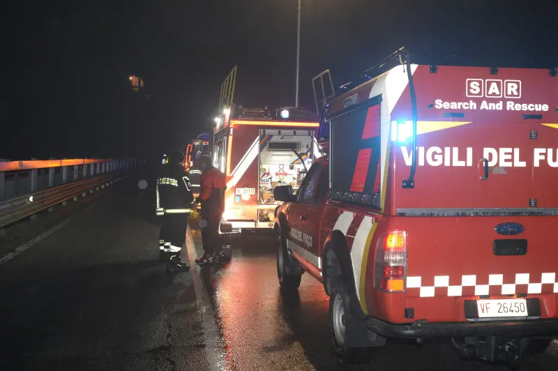 Vigili del Fuoco e Carabinieri impegnati nelle ricerche