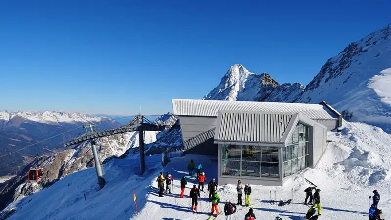 Piste e rifugi bresciani imbiancati