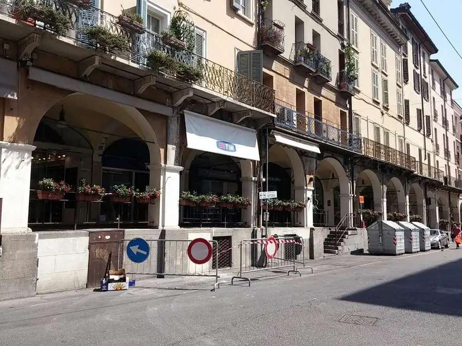 Calcinacci si staccano e cadono in strada