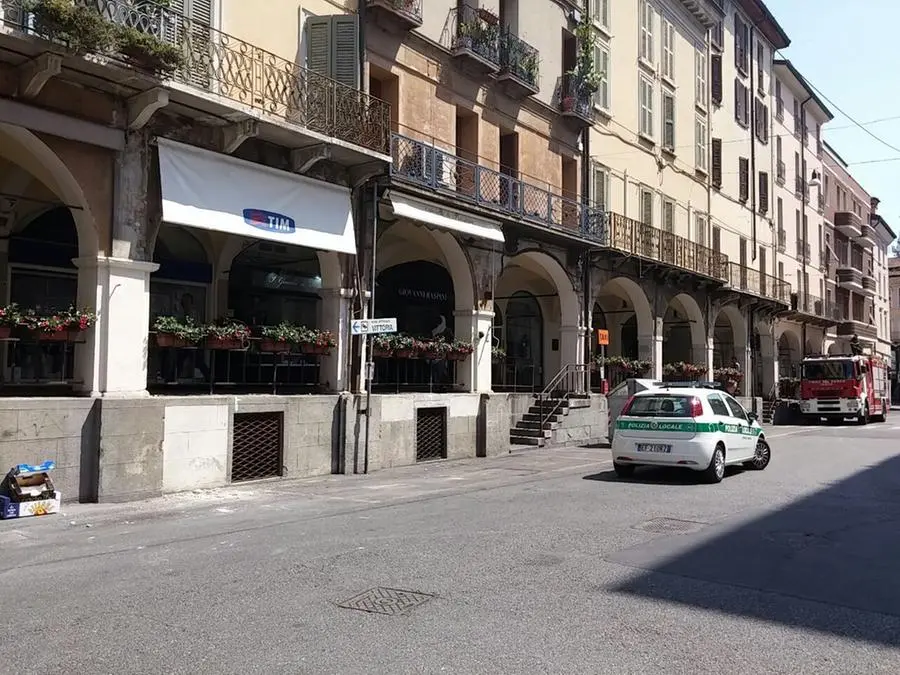 Calcinacci si staccano e cadono in strada