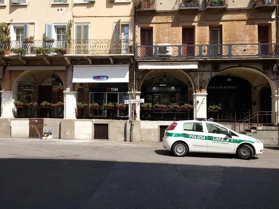 Calcinacci si staccano e cadono in strada