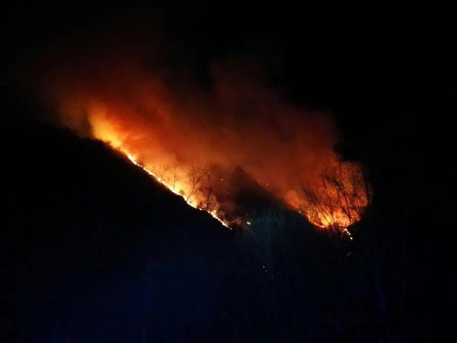 Vasto incendio tra Agnosine e Lumezzane