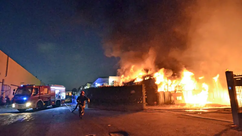 Grosso incendio in città: le foto