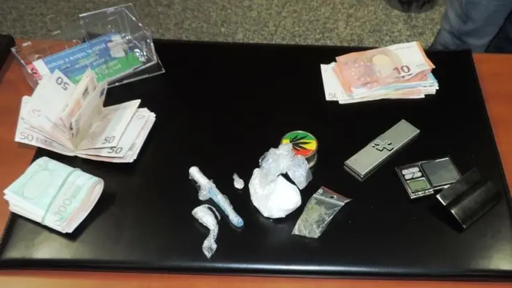 Commessa e pusher arrestata dai carabinieri