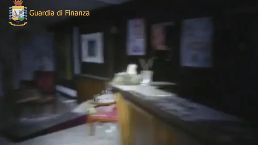 Gli interni dell'albergo travolto
