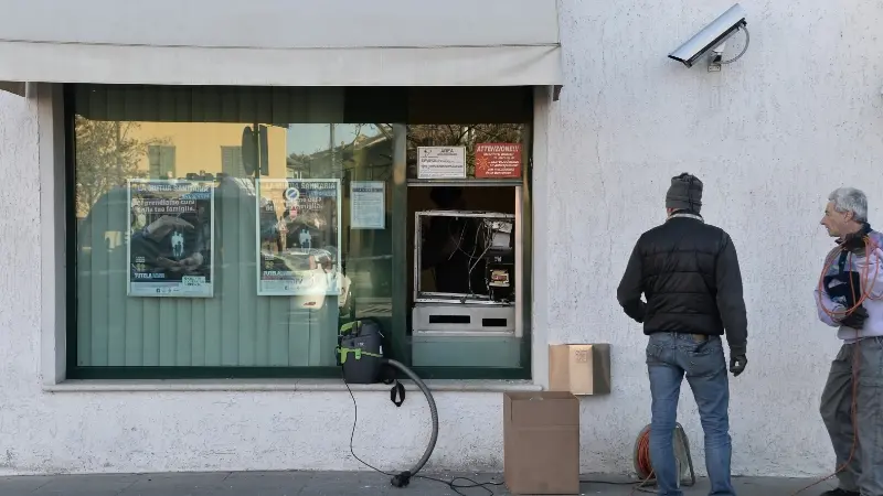 Lo sportello bancomat colpito