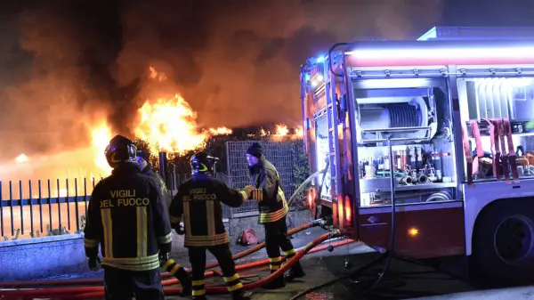 Vigili del fuoco in azione in via Vallecamonica