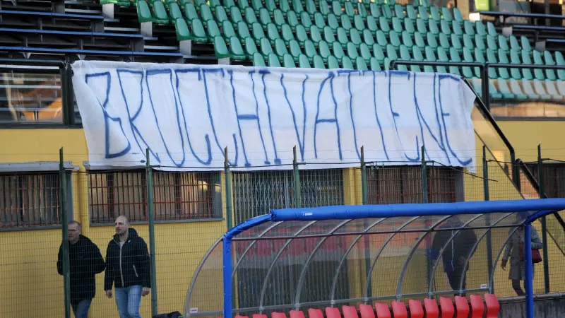 Lo striscione della Curva Nord al San Filippo