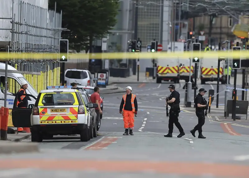 La polizia presidia l'area attorno alla Manchester Arena - Foto Ansa/Ap Peter Byrne