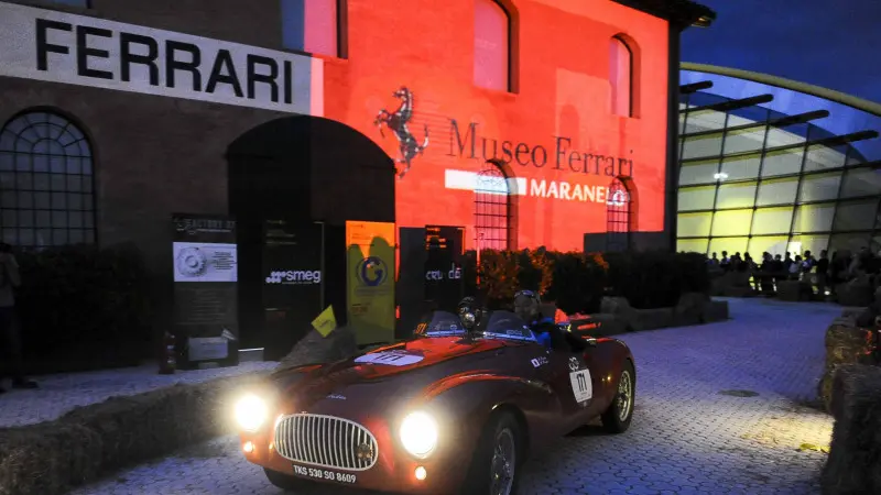 Le Mille Miglia rendono omaggio a Enzo Ferrari