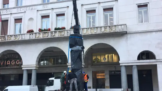 Il «gigante» di marmo nero di Paladino in piazza Vittoria