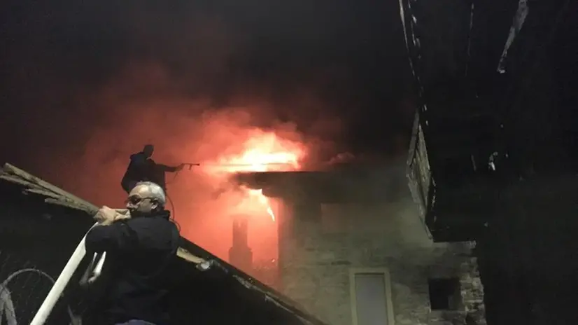 Incendio a Paspardo, l'appartamento è inagibile
