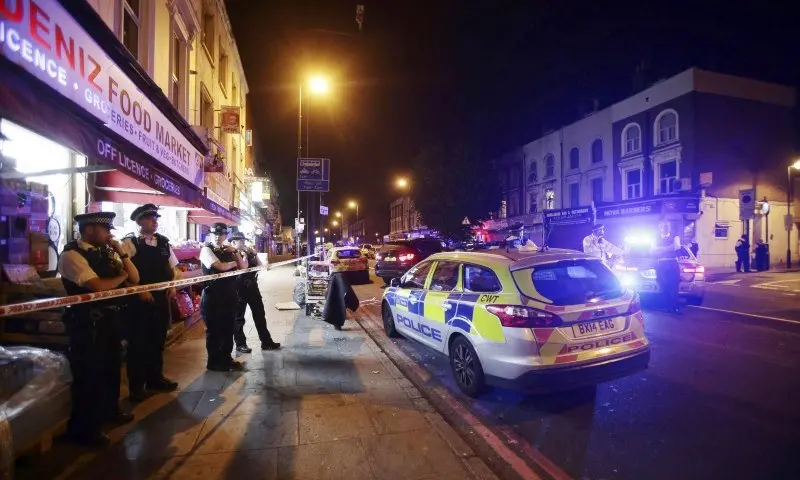 Londra, van sui fedeli all'uscita dalla moschea di Finnsbury Park