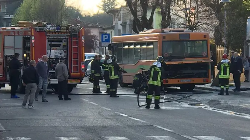 Bus in fiamme