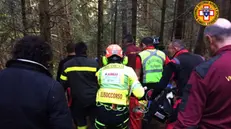 I soccorritori all'opera nel bosco sopra Ossimo - © www.giornaledibrescia.it