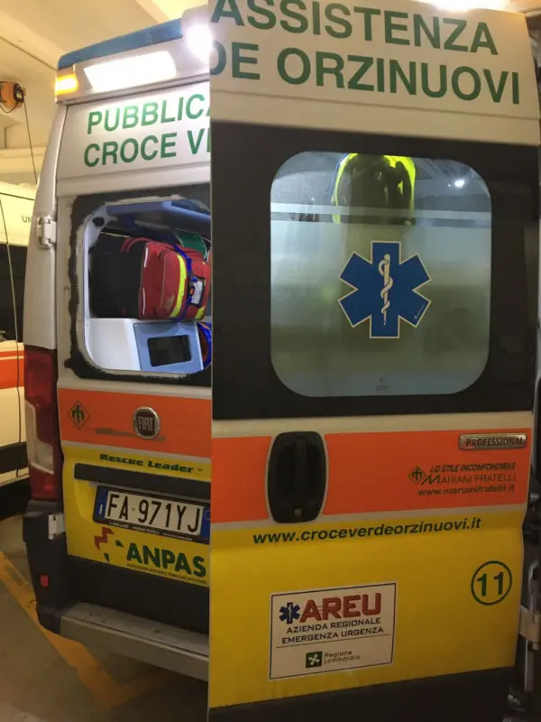 L'ambulanza danneggiata e il bar di Orzinuovi