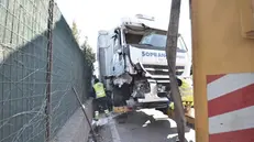 Iseo, camion abbatte muro di un'abitazione