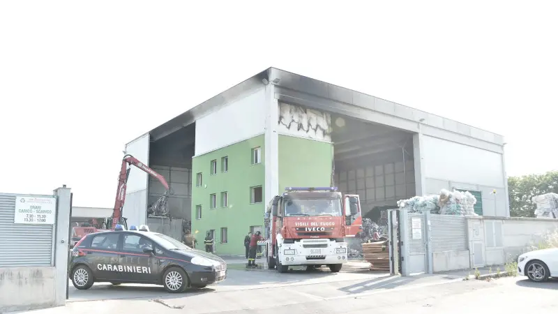 Verolavecchia, fiamme e paura nel deposito della carta