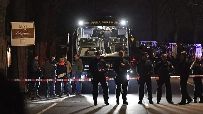 Il bus del Borussia Dortmund dopo l'attacco - Foto Ansa/Ap Martin Meissner