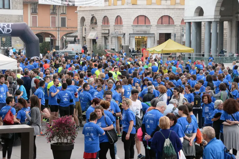 CorriXBrescia si tinge di blu