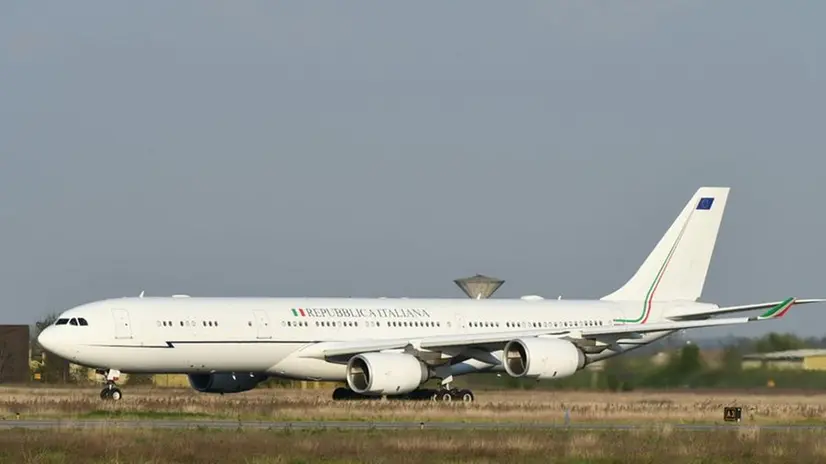 L'Airbus di Stato atterrato a Montichiari - Foto Gianluca Conversi © www.giornaledibrescia.it