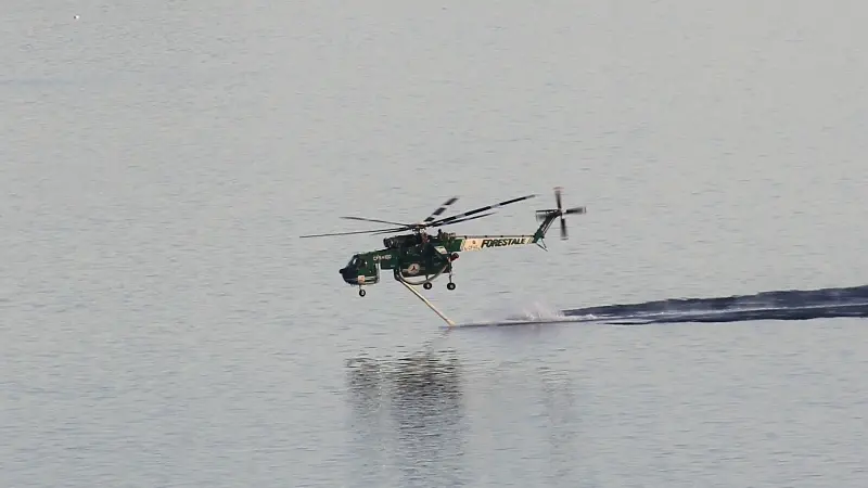 Fiamme a Vobarno, elicottero in azione