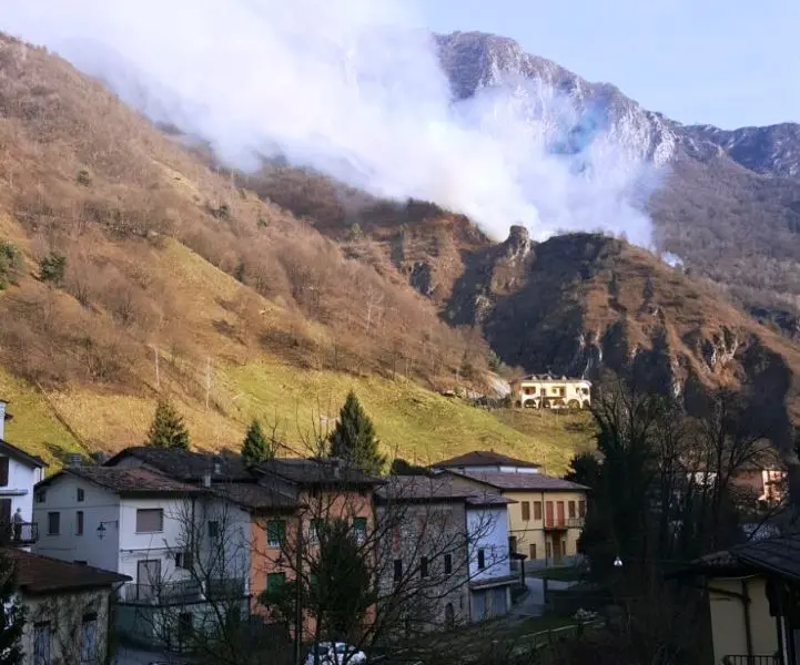 Fiamme a Vobarno, elicottero in azione