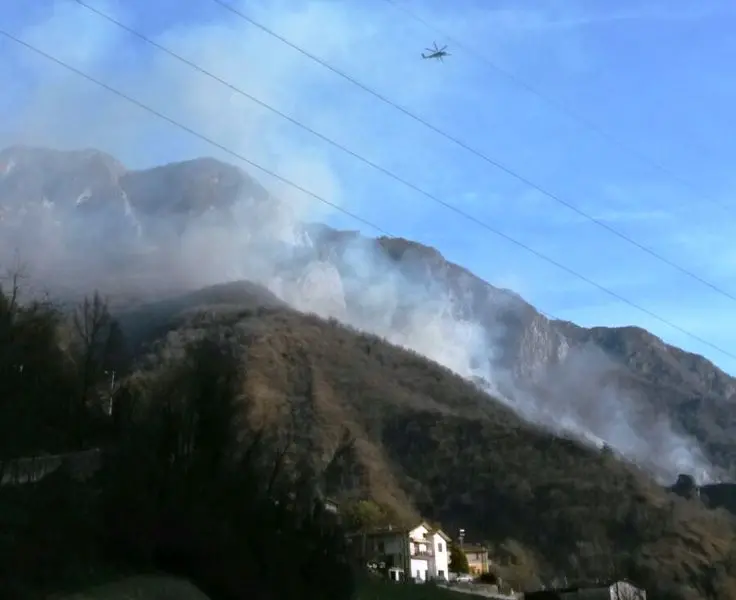 Fiamme a Vobarno, elicottero in azione