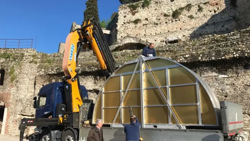 L'allestimento delle opere di Paladino al Teatro Romano