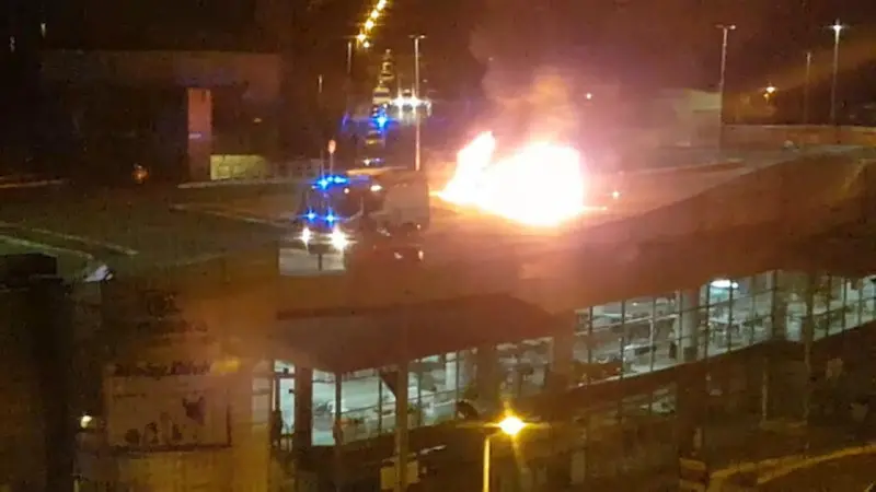 Nel fermo immagine della videosorveglianza, il rogo del camper a Centocelle