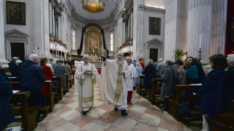 La Messa pontificale in Duomo con il vescovo Monari