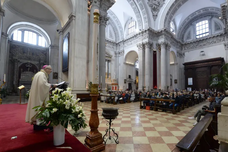 La Messa pontificale in Duomo con il vescovo Monari
