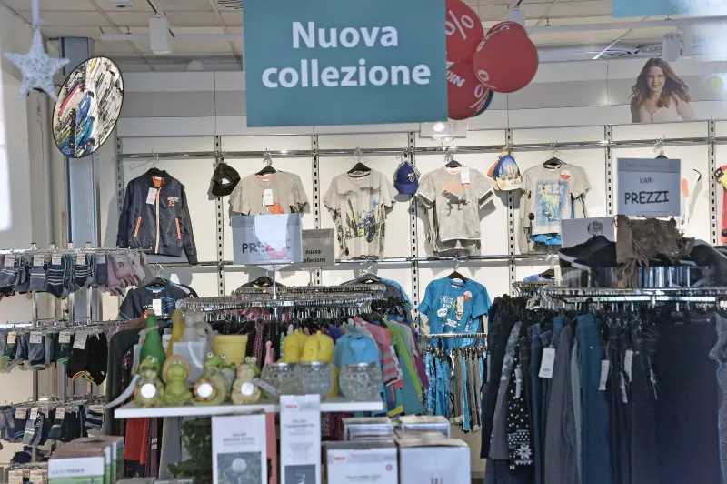 Il negozio di via Cremona dove si sono introdotti i ladri