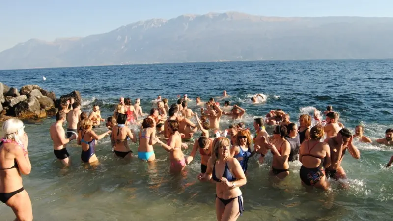 Tuffo di Capodanno nelle acque del Garda