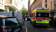 L'intervento di polizia e soccorritori in via Einaudi